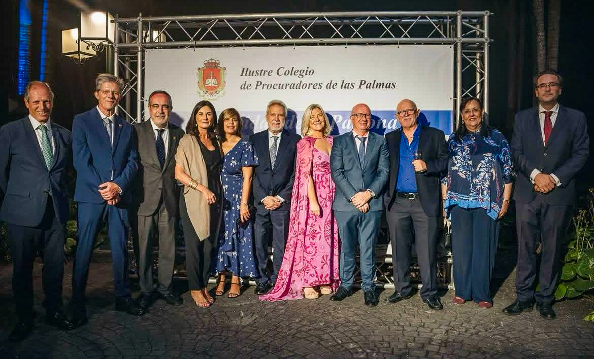 Portada de Gloria Oramas asiste al acto de entrega de insignias y diplomas el Colegio de Procuradores de Las Palmas